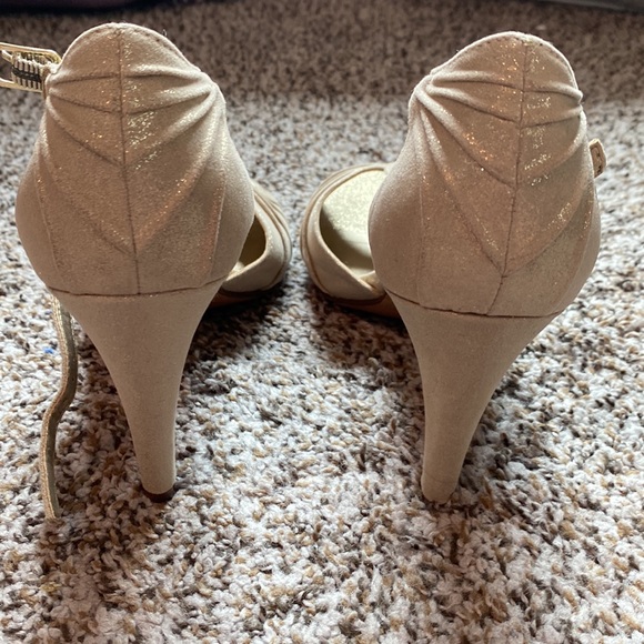 Brand new- never worn, Kelly & Katie gold shimmer heels - Picture 2 of 6